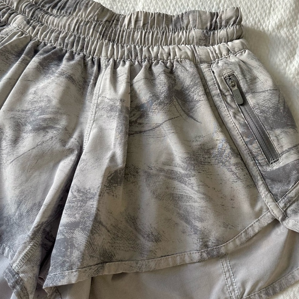 Lululemon Tracker Short V (4") SZ 4 - Picture 5 of 6
